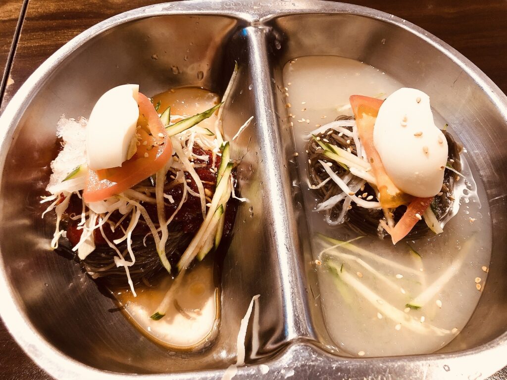 板橋冷麺（パンギョ冷麺）の水冷麺とビビン麺のハーフ＆ハーフ